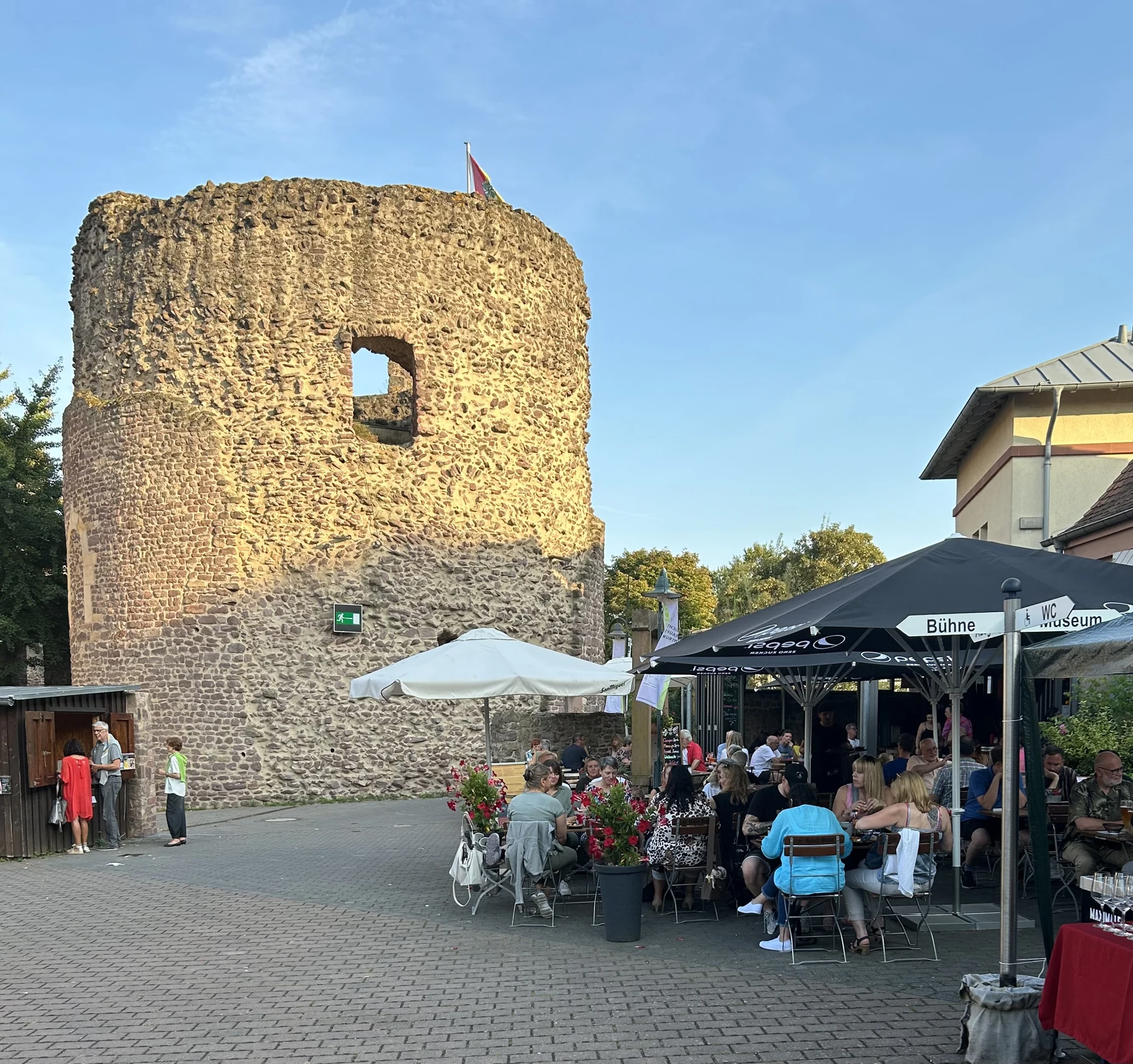 Unsere Terrasse direkt an der Burg Hayn