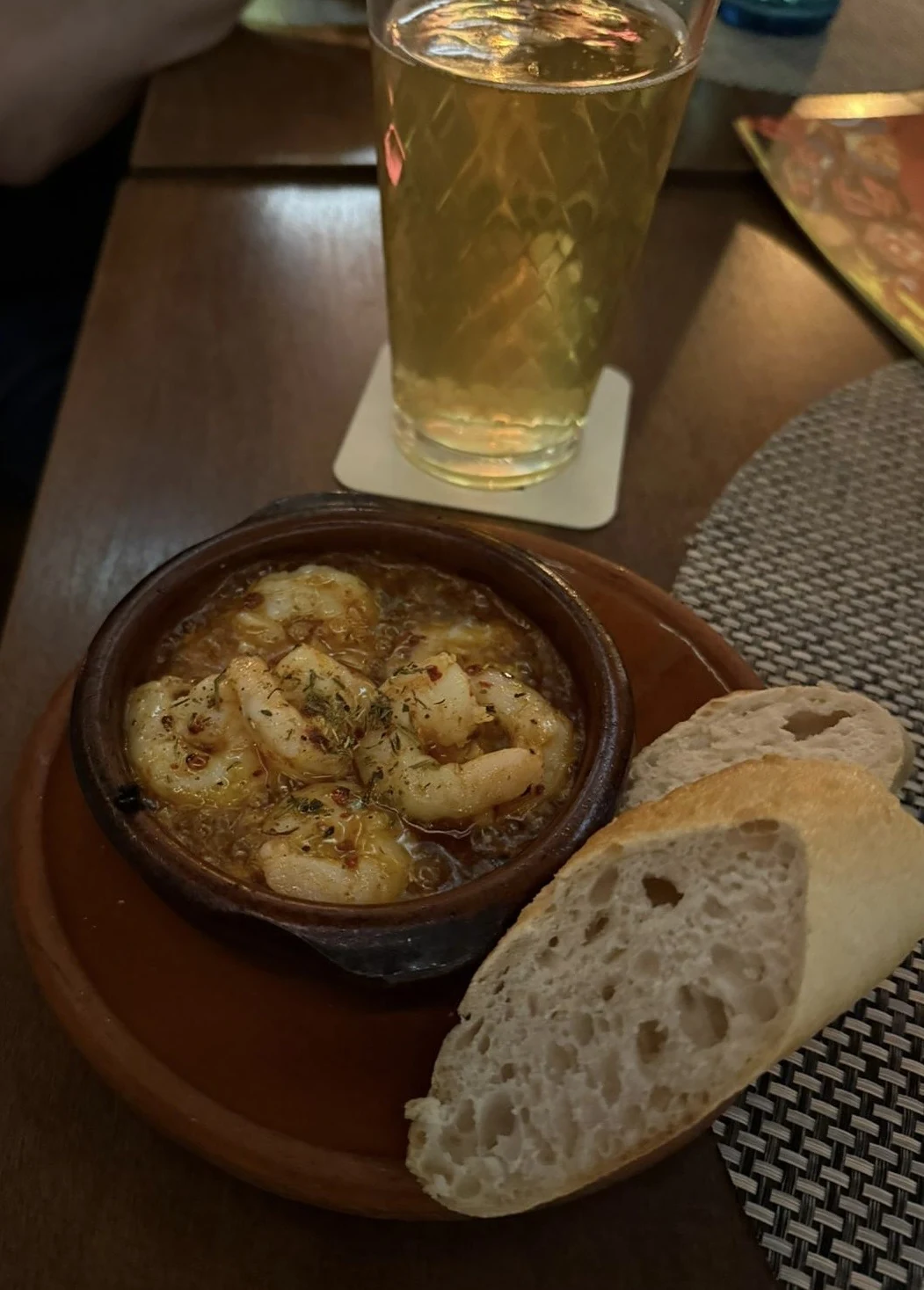 Gambas in einer Tonschale, dazu Baguette
