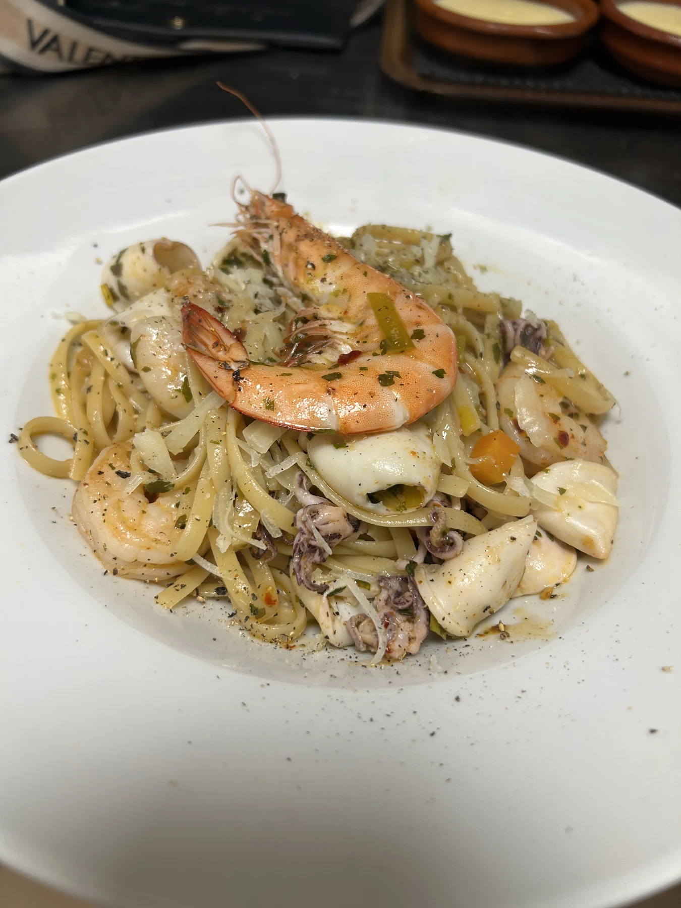 Pasta mit Garnelen und Calamari auf einem weißen Teller