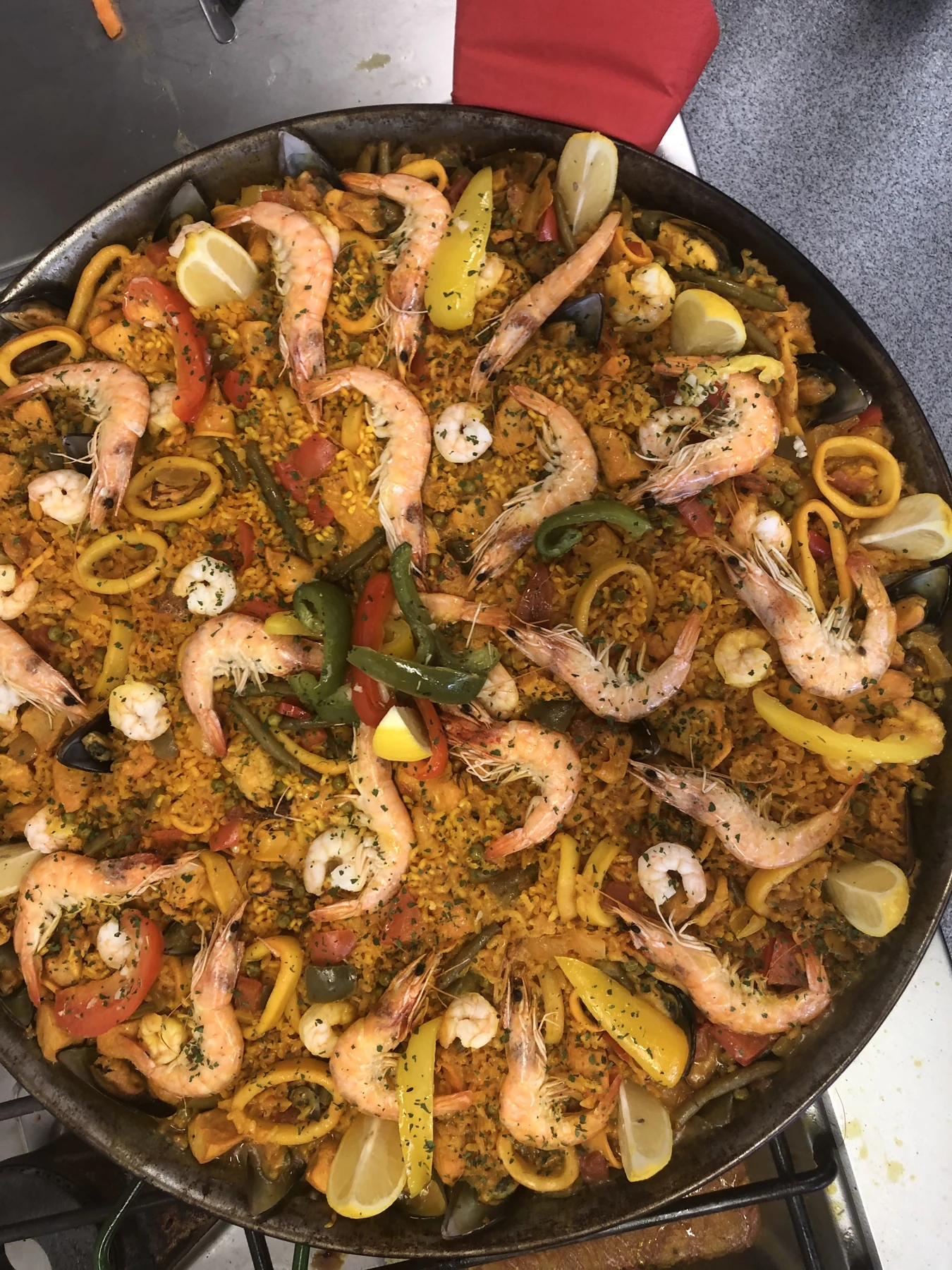 Unsere Paella mit Garnelen, Muscheln und Gemüse