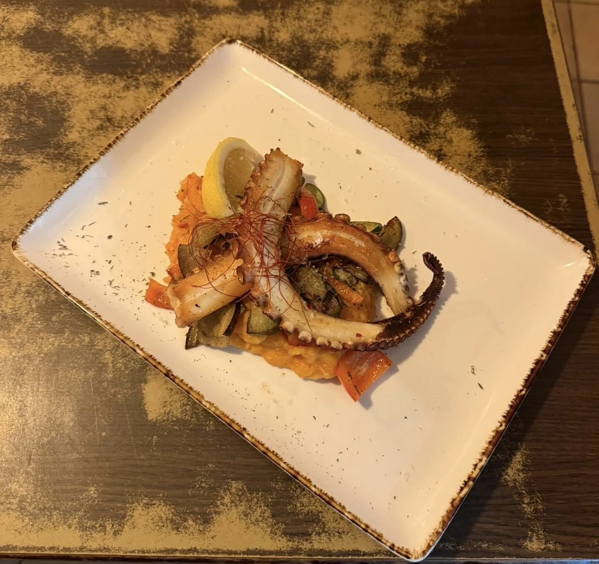 Gegrillter Pulpo auf Gemüse mit Zitrone