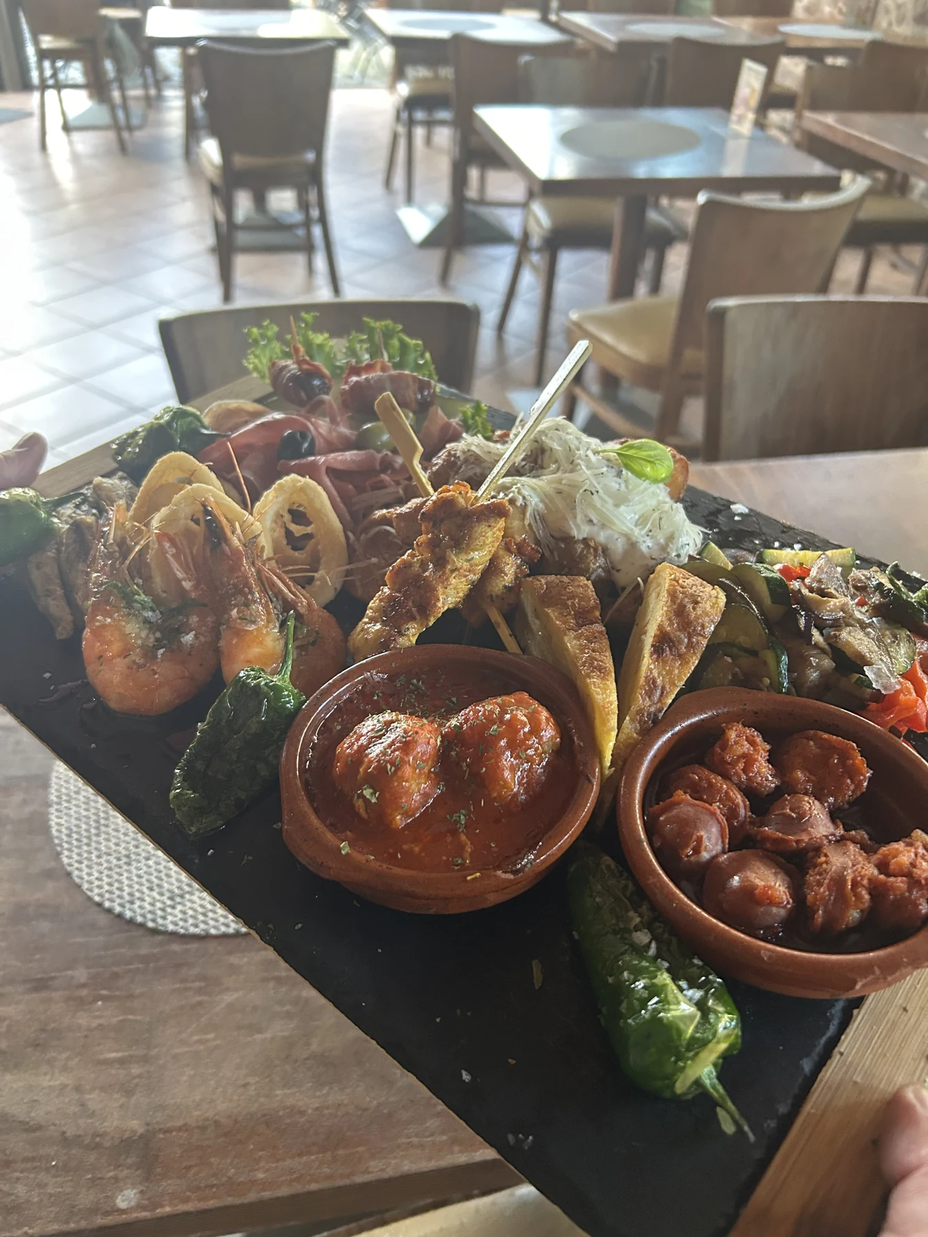 Tapasplatte mit Albóndigas, Chorizo, Garnelen, Pimientos und weiteren kleinen Gerichten